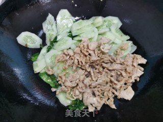 黄瓜炒肉片的做法步骤：6