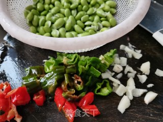 辣椒炒毛豆的做法步骤：1