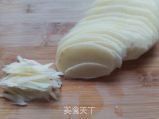 土豆丝炒牛肉的做法步骤：1