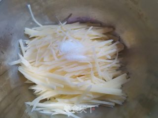 土豆丝炒牛肉的做法步骤：2