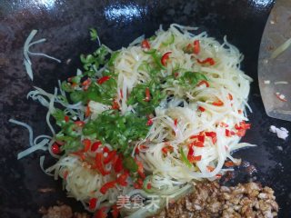 土豆丝炒牛肉的做法步骤：7