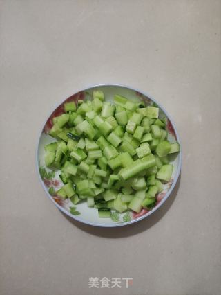 黄瓜炒蛋的做法步骤：2
