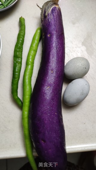 辣椒茄子擂皮蛋的做法步骤：1
