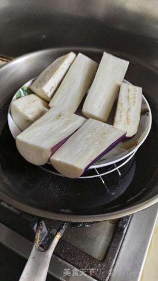 辣椒茄子擂皮蛋的做法步骤：2