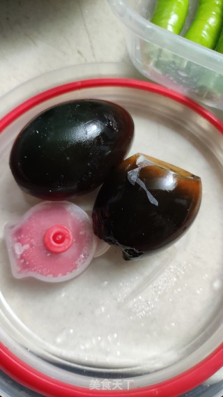 辣椒茄子擂皮蛋的做法步骤：5