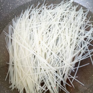 精肉热汤粉的做法步骤：1