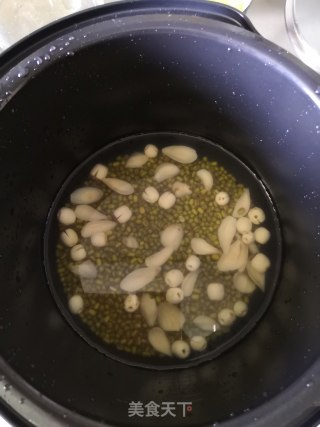绿豆百合莲子汤的做法步骤：2