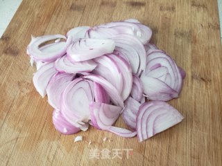 洋葱木耳炒卤肉的做法步骤：1