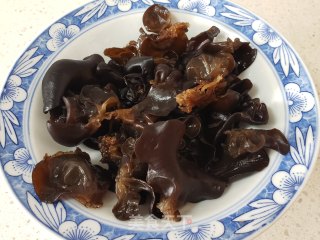 洋葱木耳炒卤肉的做法步骤：2