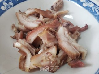 洋葱木耳炒卤肉的做法步骤：3