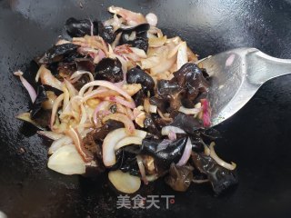 洋葱木耳炒卤肉的做法步骤：4