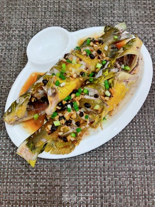 蒜蓉豆豉蒸黄骨鱼的做法步骤：12