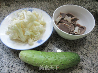 花菜鹅胗拌黄瓜的做法步骤：1