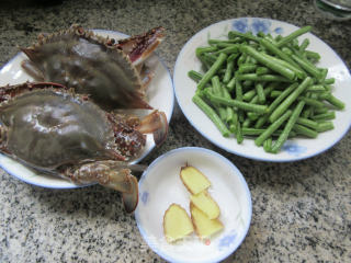 梭子蟹炒豇豆的做法步骤：1