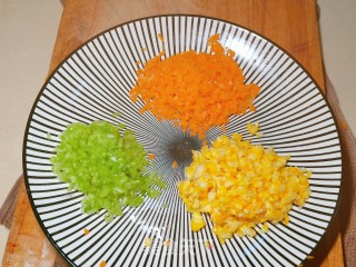 虾仁饼的做法步骤：2