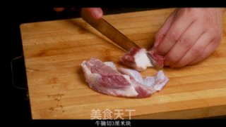 蹄筋牛腩的做法步骤：1
