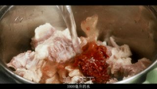蹄筋牛腩的做法步骤：4