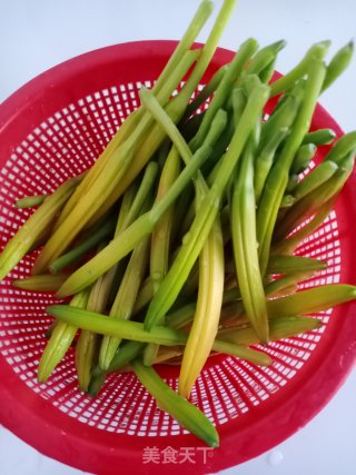 清炒黄花菜的做法步骤：1