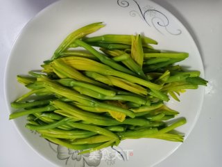 清炒黄花菜的做法步骤：3