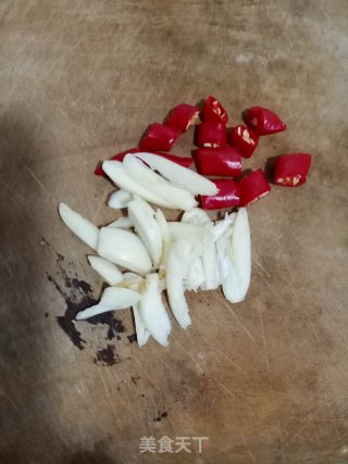清炒黄花菜的做法步骤：4