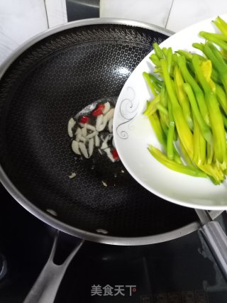 清炒黄花菜的做法步骤：6