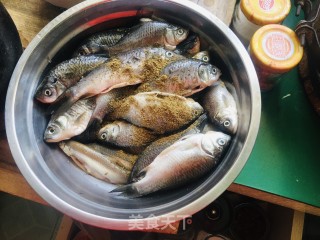 干炸小鲫鱼的做法步骤：2