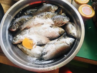 干炸小鲫鱼的做法步骤：3
