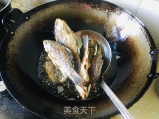 干炸小鲫鱼的做法步骤：7