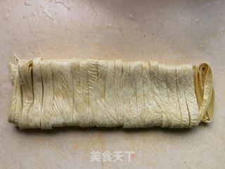 香菜木耳拌豆腐皮的做法步骤：1