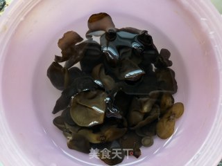 香菜木耳拌豆腐皮的做法步骤：2