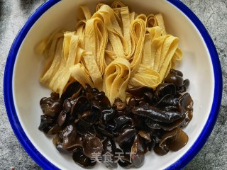 香菜木耳拌豆腐皮的做法步骤：3