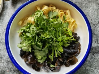 香菜木耳拌豆腐皮的做法步骤：5