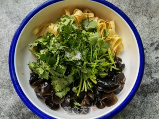 香菜木耳拌豆腐皮的做法步骤：6