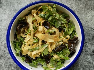 香菜木耳拌豆腐皮的做法步骤：7