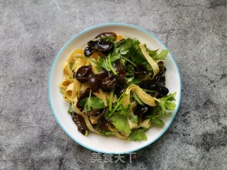 香菜木耳拌豆腐皮的做法步骤：8