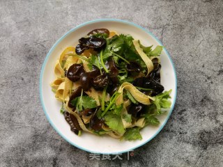 香菜木耳拌豆腐皮的做法步骤：9