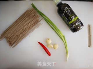 低脂主食代餐凉拌荞麦面！酸辣爽口，开胃下饭的做法步骤：1