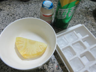 养乐多凤梨气泡水的做法步骤：1