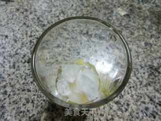 养乐多凤梨气泡水的做法步骤：4