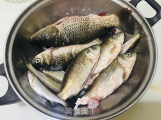 农家炖小杂鱼的做法步骤：1