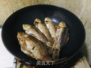 农家炖小杂鱼的做法步骤：2