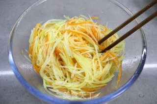低脂早餐——土豆丝卷饼的做法步骤：6