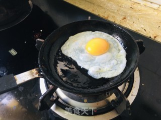 快手煎蛋的做法步骤：1