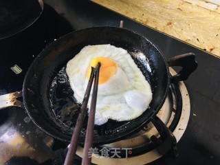 快手煎蛋的做法步骤：2