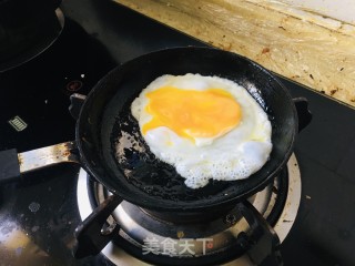 快手煎蛋的做法步骤：3