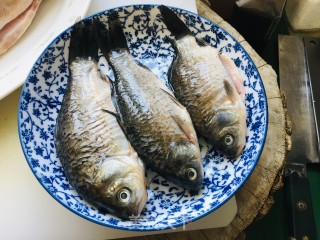砂锅鲫鱼炖豆腐的做法步骤：1