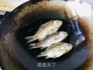 砂锅鲫鱼炖豆腐的做法步骤：2