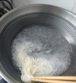 肉丝拌米粉的做法步骤：12