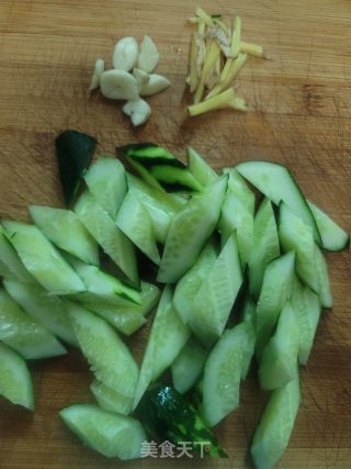 青瓜炒牛肉的做法步骤：2
