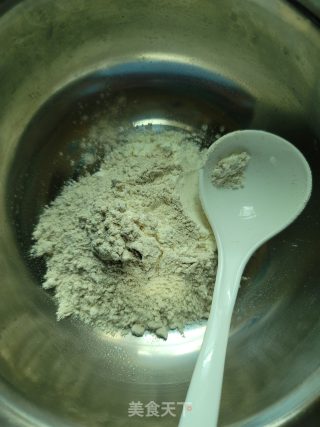 烙韭菜饼的做法步骤：1